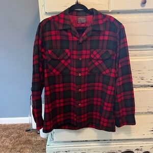 Pendleton Red and Green Bay Checkered Button Down Shirt. 100% wood. Mens Medium.